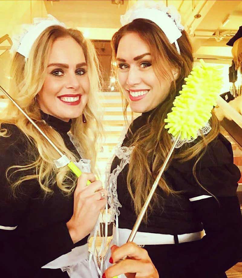 Twee hospitalitymedewerkers in zwarte representatieve kleding
