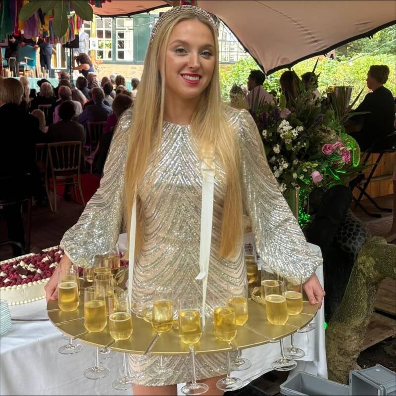 Host met een ronde presentatie van champagneglazen